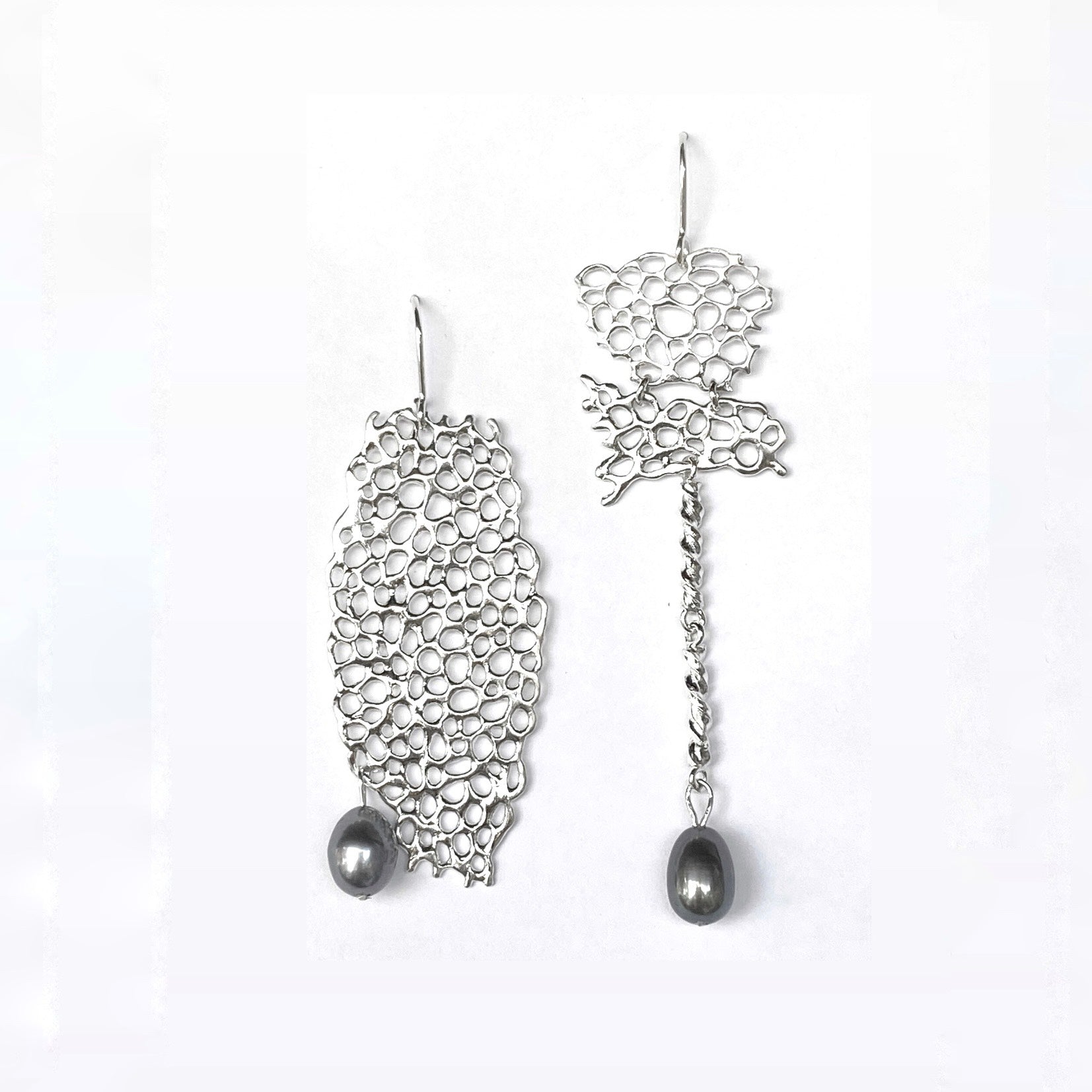 CARLOTTA grey pearl sterling silver earrings by Duong Jewlery
#color_no-plating