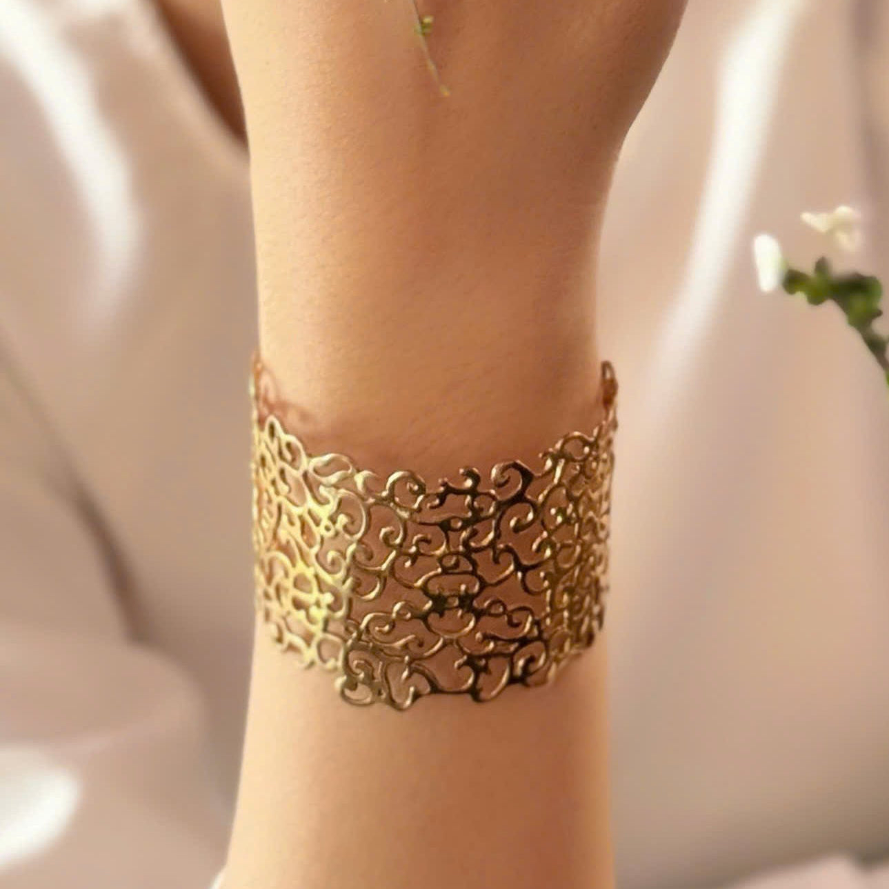 CHARMING ORIENT CUT OUT MIDI brass cuff