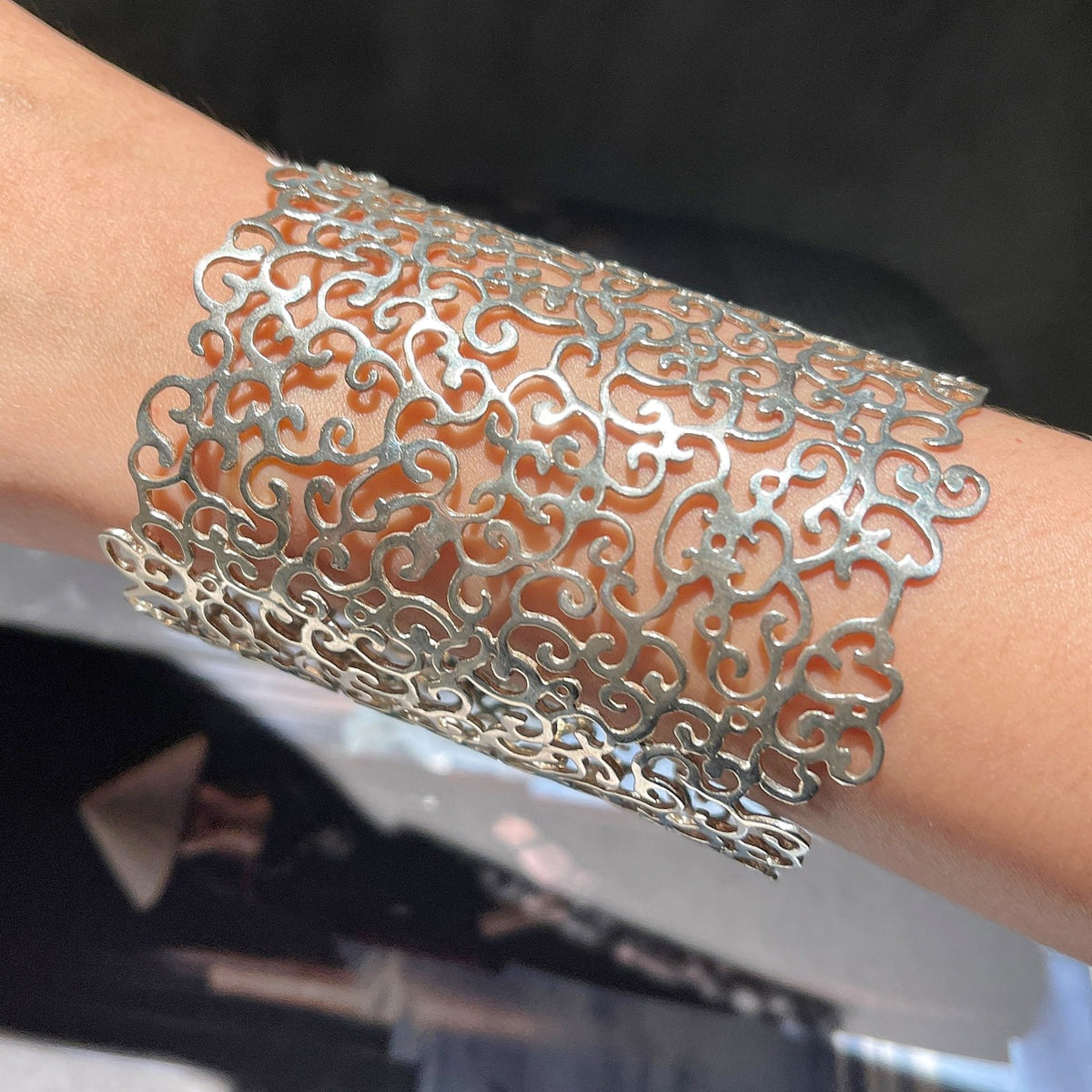 CHARMING ORIENT CUT OUT silver cuff