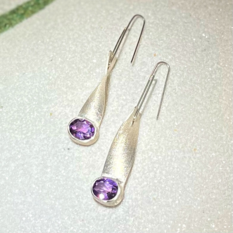 SKYLINE SINGLE amethyst silver earrings