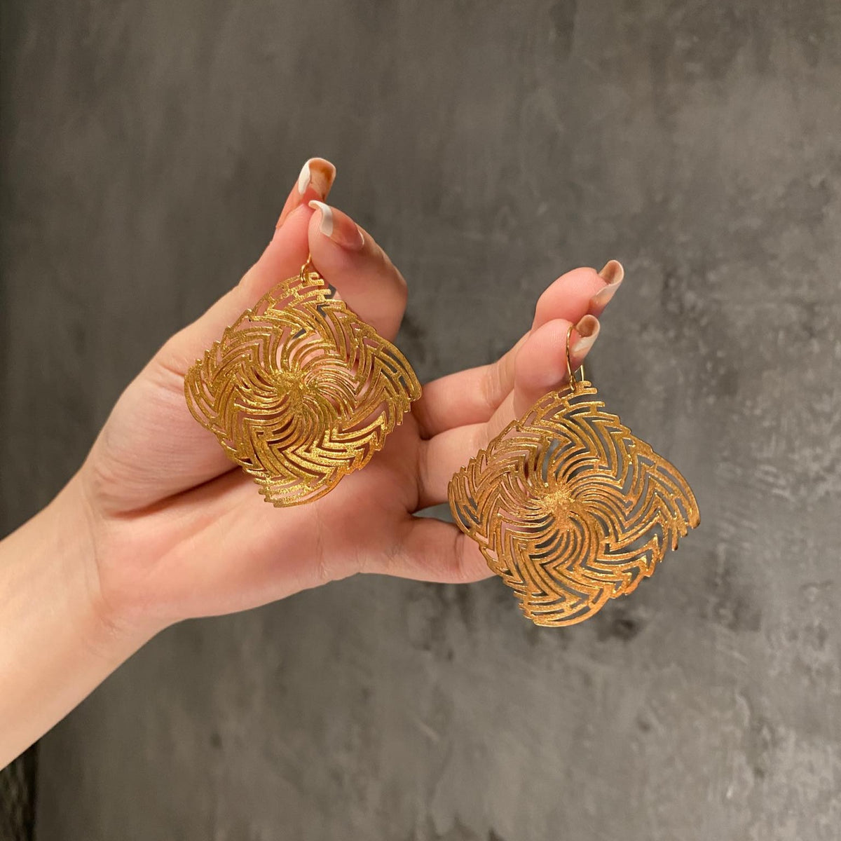 SWIRL MIDI brass earrings