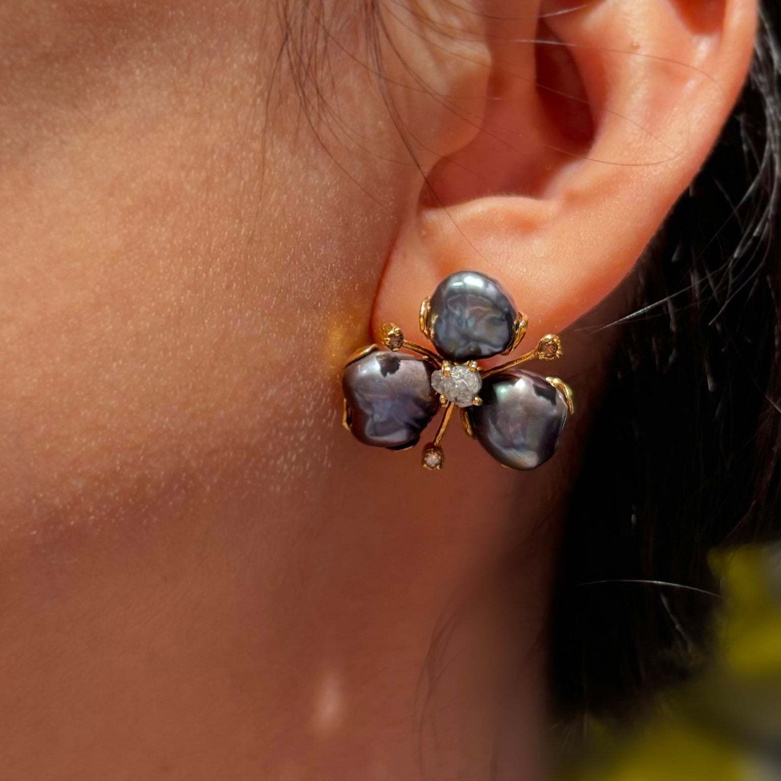 SUMMERNIGHT BLOOM gray pearl & raw diamond 14K gold earrings