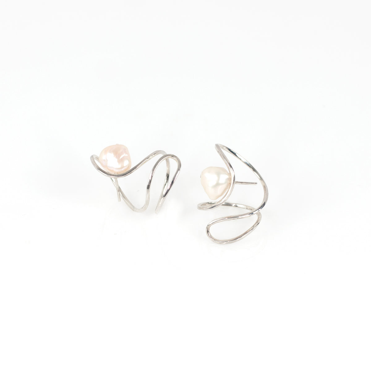 LULU pearl sterling silver earrings by Duong Jewelry
#color_no-plating