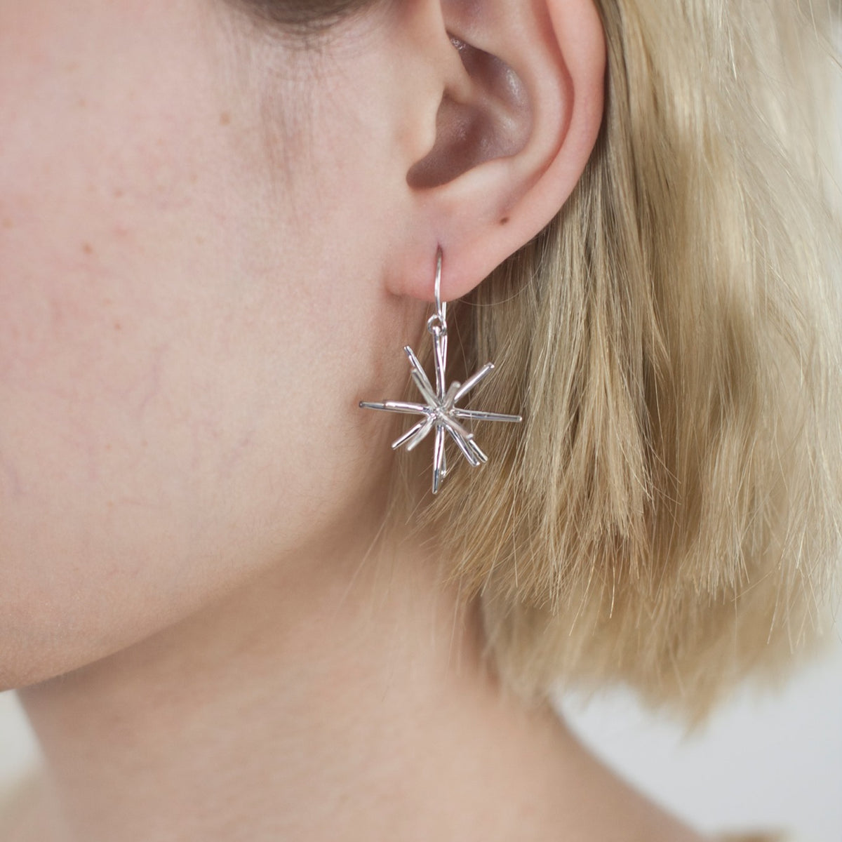 STARDOM SINGLE silver hook dangle earrings