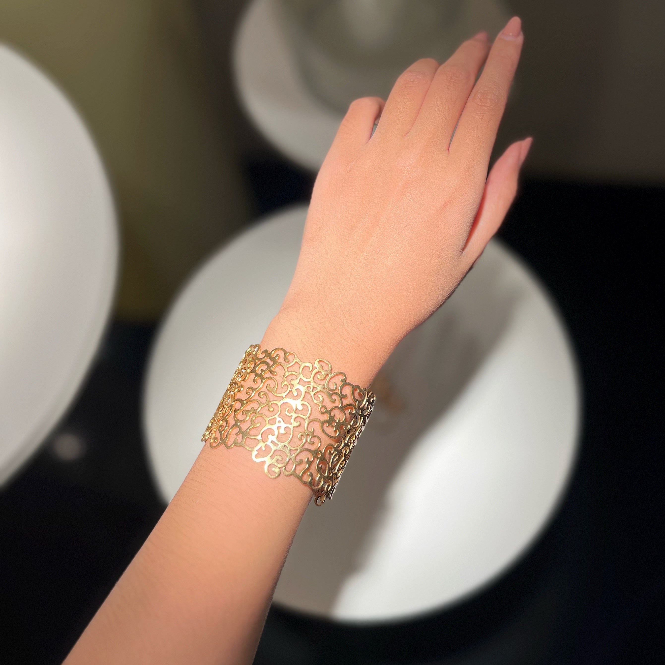 CHARMING ORIENT CUT OUT MIDI brass cuff