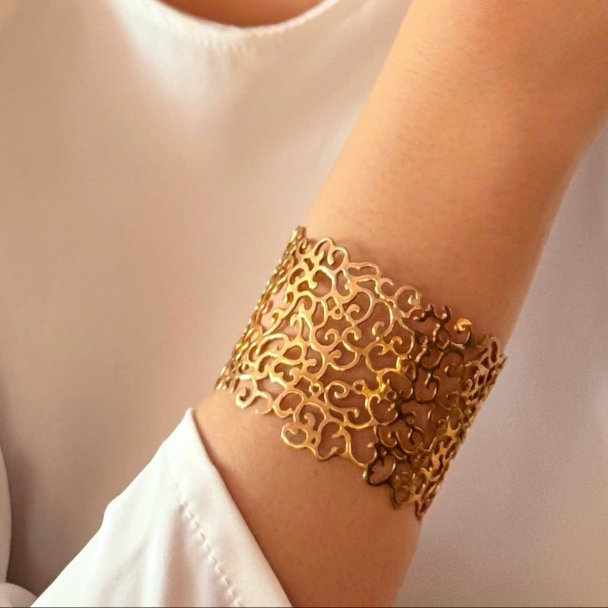 CHARMING ORIENT CUT OUT MIDI brass cuff