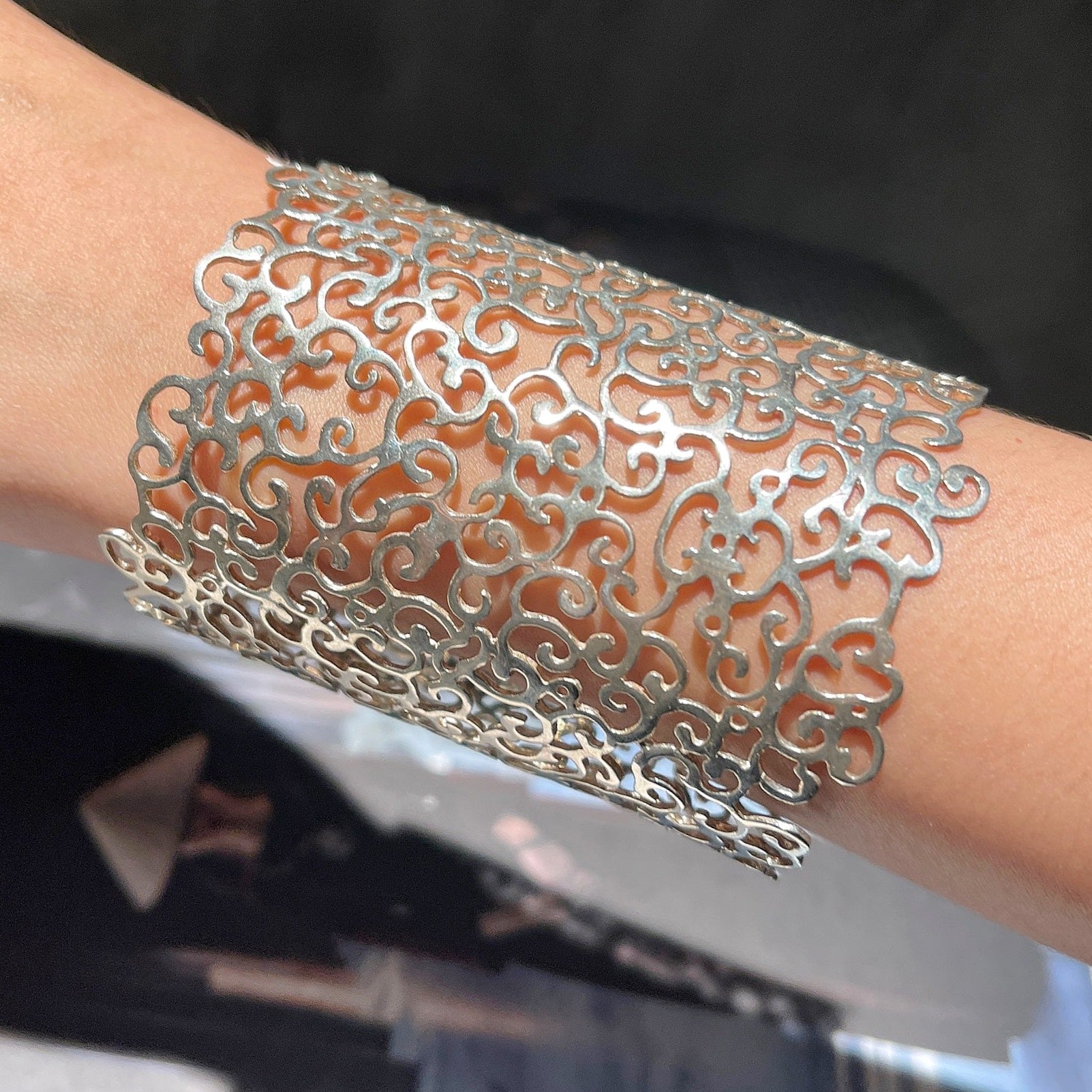 CHARMING ORIENT CUT OUT silver cuff