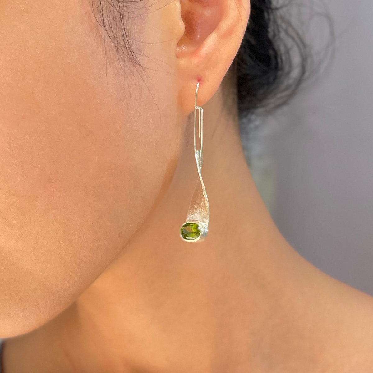 SKYLINE SINGLE peridot silver earrings