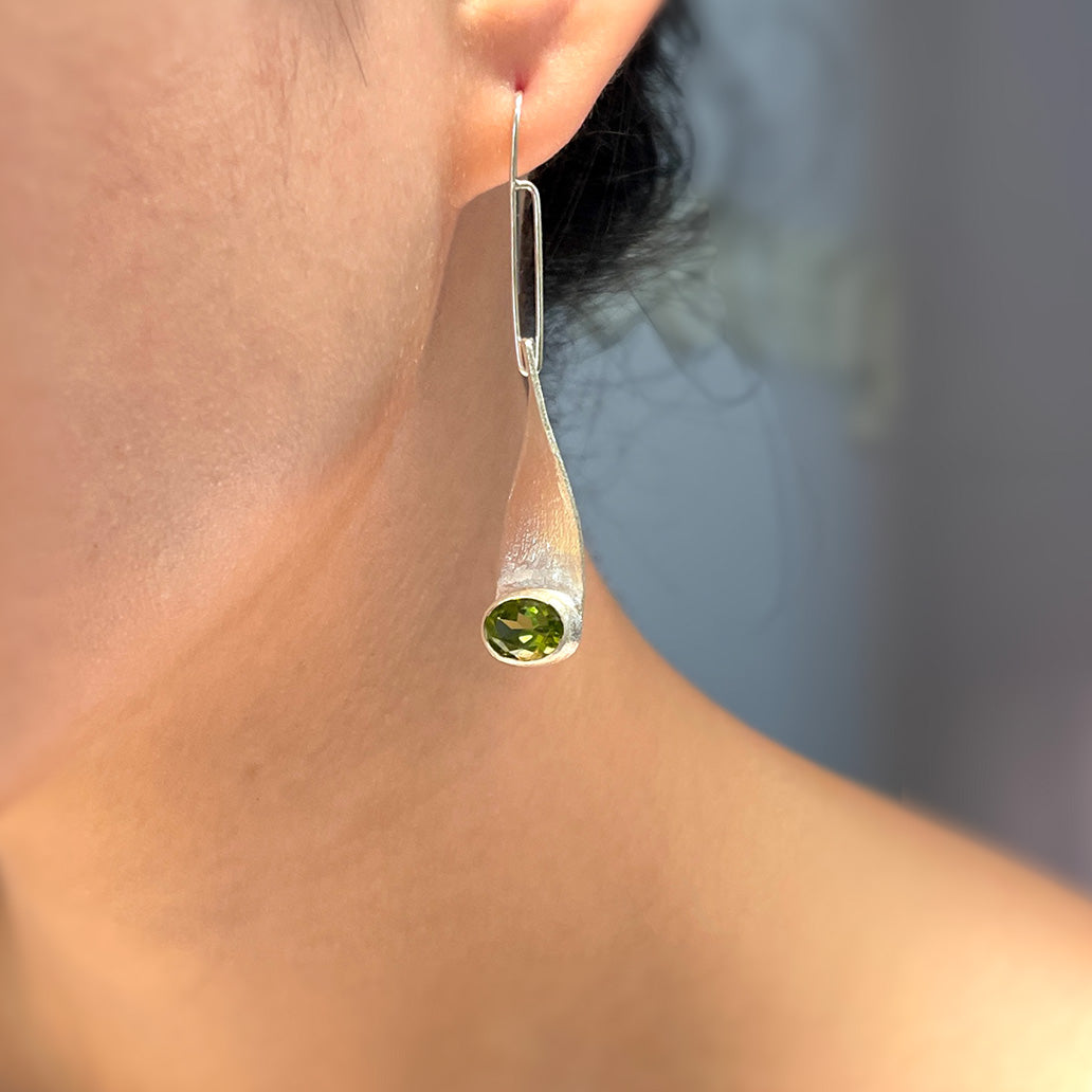 SKYLINE SINGLE peridot silver earrings