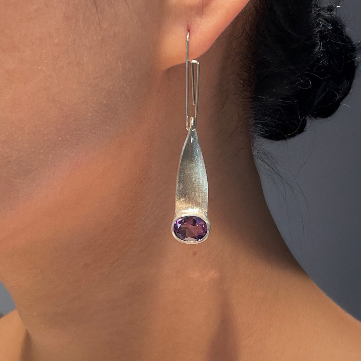 SKYLINE SINGLE amethyst silver earrings