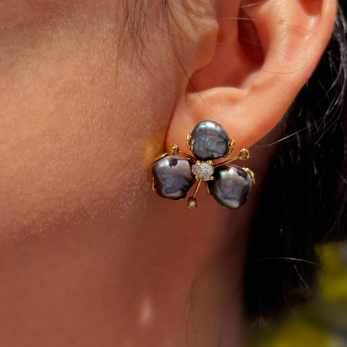 SUMMERNIGHT BLOOM gray pearl & raw diamond 14K gold earrings