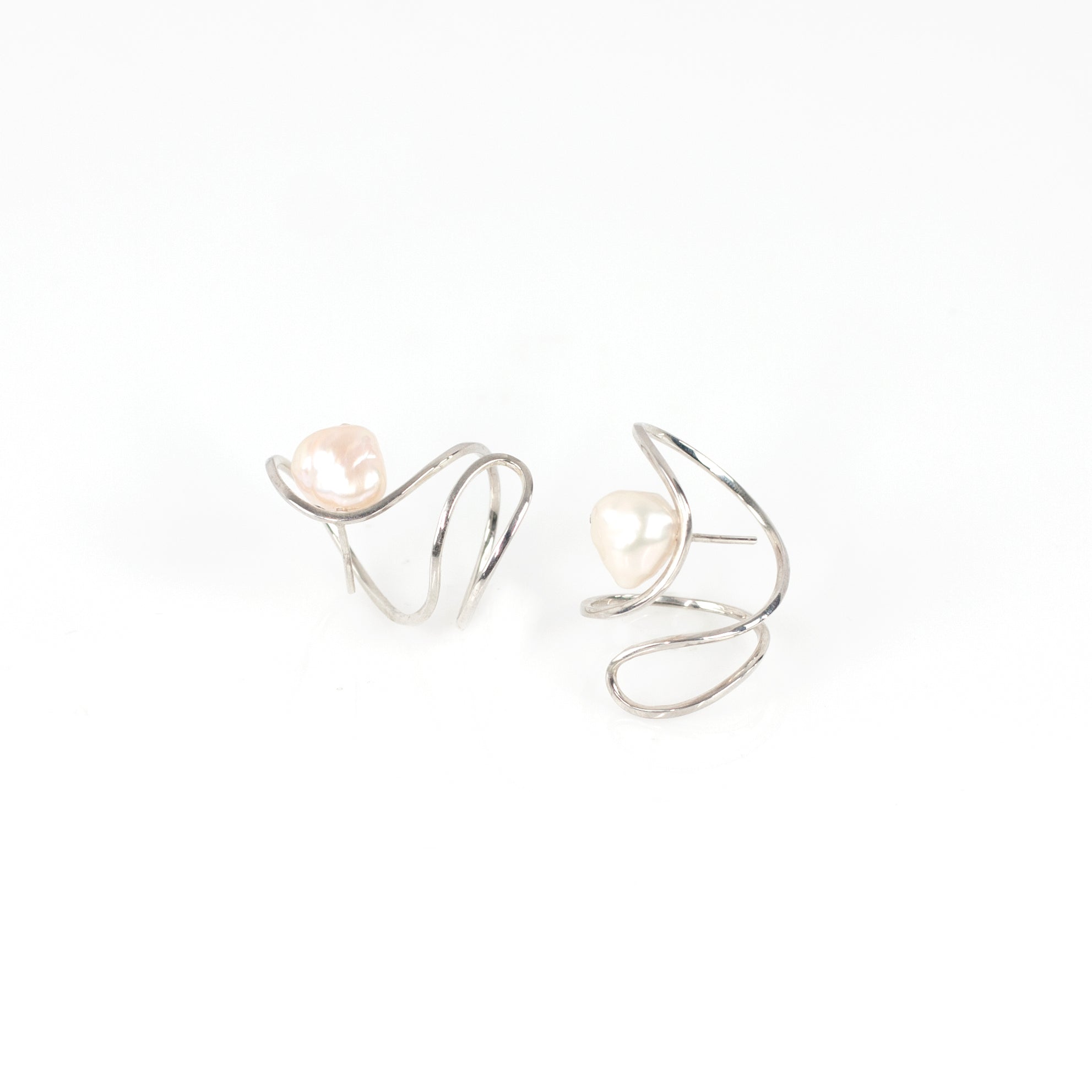 LULU pearl sterling silver earrings by Duong Jewelry
#color_no-plating