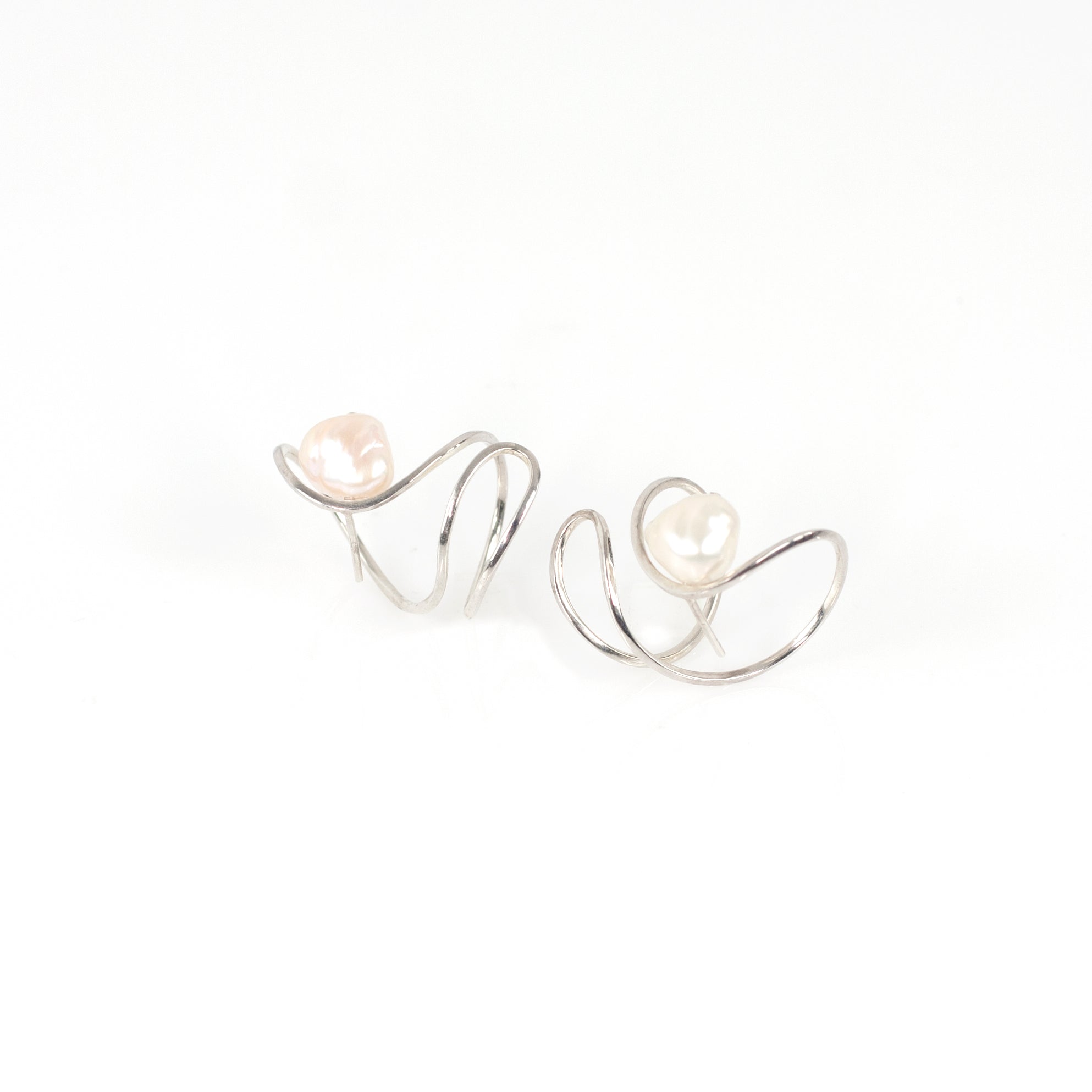 LULU pearl sterling silver earrings by Duong Jewelry
#color_no-plating