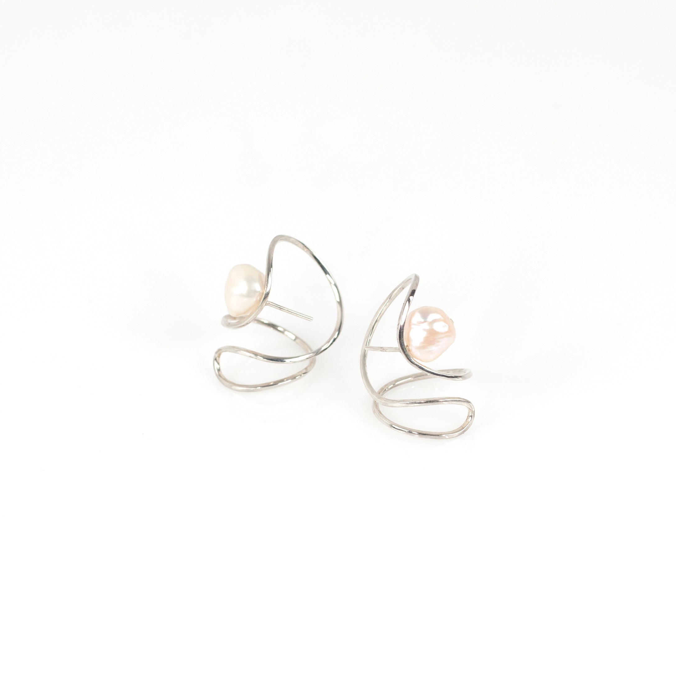 LULU pearl sterling silver earrings by Duong Jewelry
#color_no-plating
