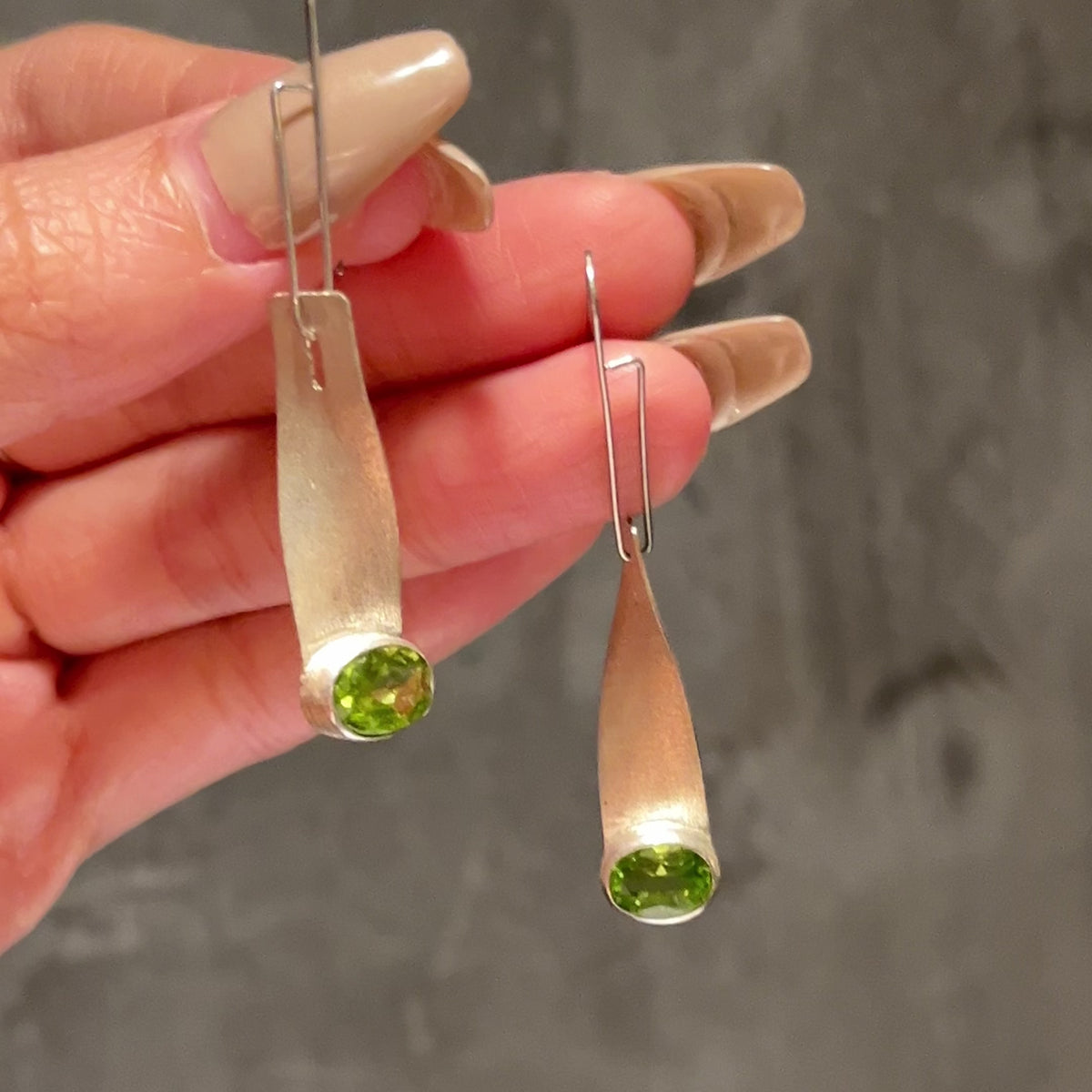 SKYLINE SINGLE peridot silver earrings
