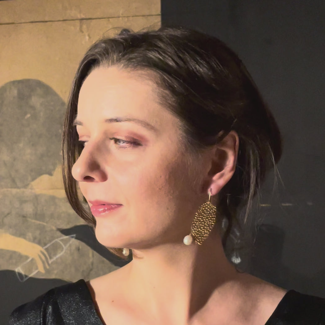 CARLOTTA pearl brass asymmetrical earrings